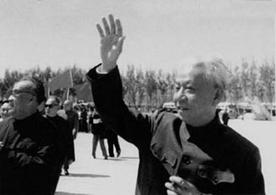 出访之前,刘少奇向到机场欢送的朱德、邓小平挥手