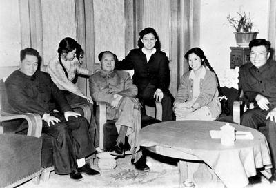 1962年春,毛泽东和毛岸青等在中南海家中。左起:毛岸青、张少林、毛泽东、刘思齐、邵华、杨茂之。