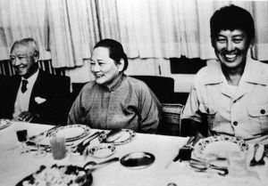 宋庆龄与亲友们的合影