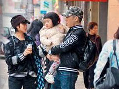 朱茵当街给女儿喂奶