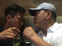 刘烨胡军深夜约酒对视