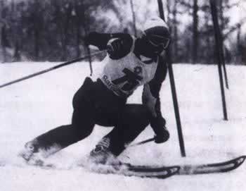 1980年2月13日,中国首次派团参加冬季奥运会