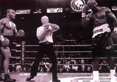 1997年6月28日,拳王泰森在拳击比赛中咬人被