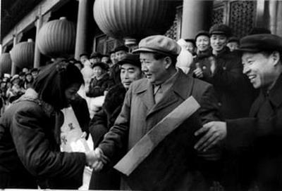 1956年1月毛泽东在天安门上接受北京市手工业代表徐淑琴的喜报，前排右一彭真，毛泽东，周恩来