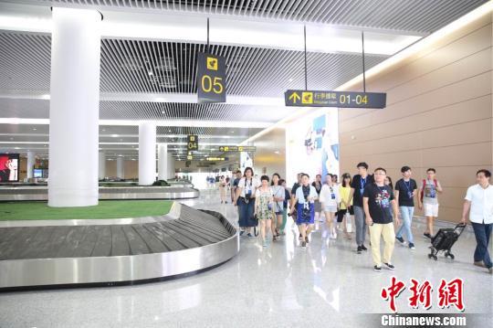 图为 媒体记者模拟旅客在T3A航站楼乘机的线路逐一参观。 主办方供图 摄