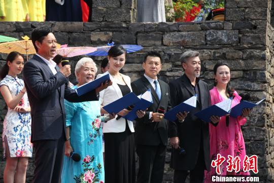 谢芳、张丰毅等表演大型情景音诗画朗诵《梦?三峡》 刘良伟 摄