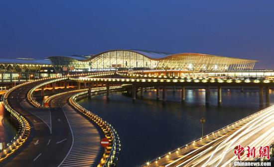 9月29日,中国(上海)自由贸易试验区举行挂牌仪式,此举标志着上海自贸区正式启动运作。该自由贸易园区总面积为28.78平方公里,范围涵盖上海市外高桥保税区、外高桥保税物流园区、洋山保税港区和上海浦东机场综合保税区等4个海关特殊监管区域。(浦东机场资料图片)<a target='_blank' href=