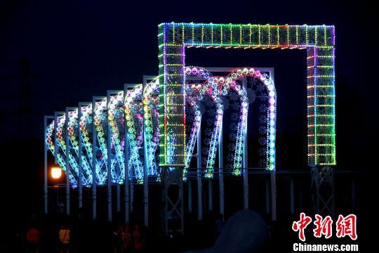 图为五光十色的光雕艺术,美轮美奂。 崔佳明 摄