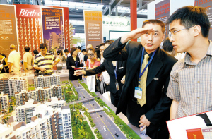 近期不少市民加入看楼行列。 本报记者 丁庆林 摄 近期不少市民加入看楼行列。 本报记者 丁庆林 摄