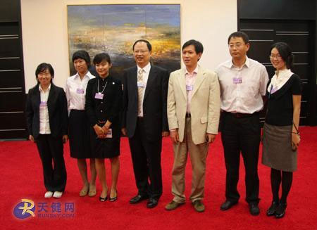 会场里,王建宙总裁(中)同与会人员合影 会场里,王建宙总裁(中)同与会人员合影