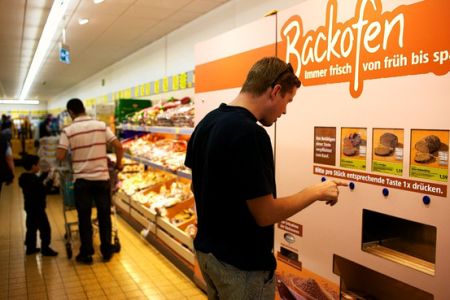 图为德国法兰克福一家阿尔迪超市里的自动售面包机