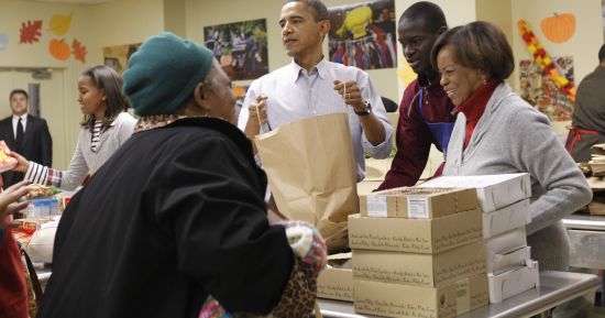 图文:奥巴马全家做感恩节义工_美股新闻