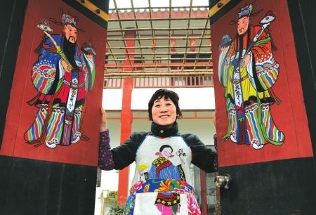 绵竹孝德年画村一位村民站在自己的新院门内。 绵竹孝德年画村一位村民站在自己的新院门内。