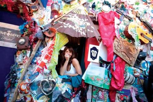 在屋子中转一圈,你会发现各种不同的废弃私人物品。 在屋子中转一圈,你会发现各种不同的废弃私人物品。