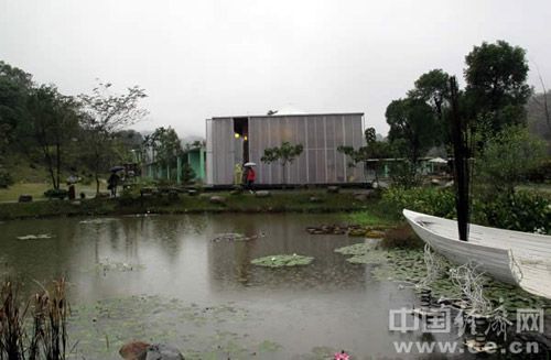 坐落在台湾南投埔里桃米生态村山谷水畔的纸教堂。 坐落在台湾南投埔里桃米生态村山谷水畔的纸教堂。