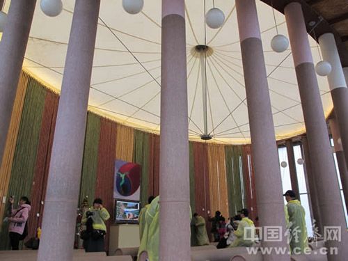 漂亮、环保的纸教堂主体结构及座椅都是用纸做的。纸教堂有58根纸柱子。 漂亮、环保的纸教堂主体结构及座椅都是用纸做的。纸教堂有58根纸柱子。