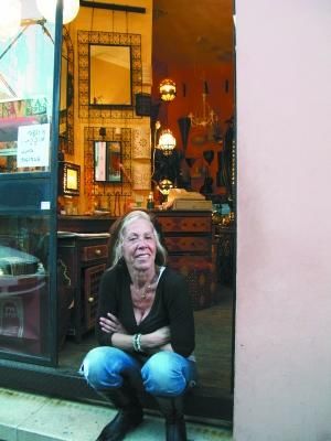 一家艺术品小店的店主面对镜头十分友善。 一家艺术品小店的店主面对镜头十分友善。