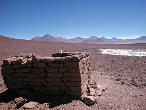 玻利维亚的Salir de Uyuni,在海拔约12000英尺的安第斯山脉中,该厕在世界上最大的盐湖旁。 玻利维亚的Salir de Uyuni,在海拔约12000英尺的安第斯山脉中,该厕在世界上最大的盐湖旁。