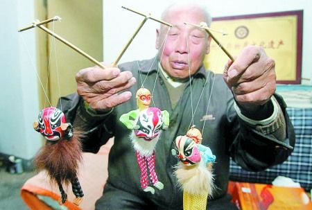 掌握“猴加官”技艺的,现在只有魏义民老人。 掌握“猴加官”技艺的,现在只有魏义民老人。