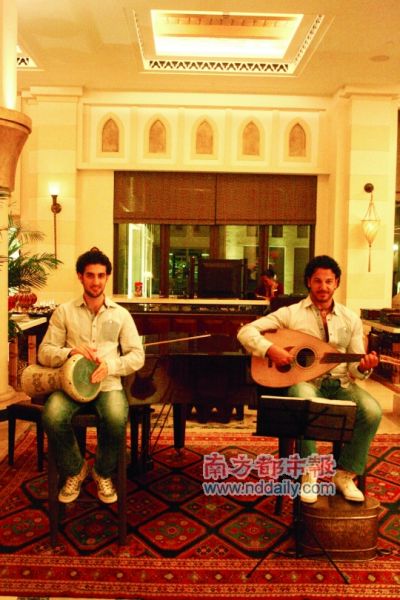 从古堡酒店去车站的途中,遇见两个表演当地音乐的青年。 从古堡酒店去车站的途中,遇见两个表演当地音乐的青年。