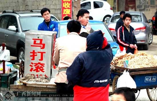 一些小摊小贩抓住商机,在各公墓墓区周边摆卖小吃。记者卿要林摄 一些小摊小贩抓住商机,在各公墓墓区周边摆卖小吃。记者卿要林摄