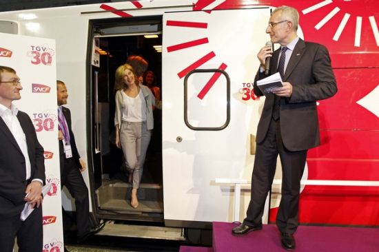 ͼΪӪ·˾ܲüWķ-Ƥ(Guillaume Pepy)()ͷŮԱЪ-޿(Michele Laroque)TGV30ףࡣ
