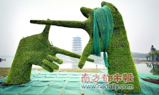 西安世园会将于4月28日举行。图上可看到园区内,一个在建绿植雕塑的两只大手造成取景框的样子,将远处的长安塔定格在中间。 西安世园会将于4月28日举行。图上可看到园区内,一个在建绿植雕塑的两只大手造成取景框的样子,将远处的长安塔定格在中间。
