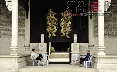 4月8日,小洲简氏公祠的午后,游客稀疏。有老人和门神的祠堂门洞幽深,让人不敢冒入。其实并不需要门票,老人们只是在那里闲聊,就像2007年祠堂修葺之前一样。在小洲村,这样的祠堂还有五座。 4月8日,小洲简氏公祠的午后,游客稀疏。有老人和门神的祠堂门洞幽深,让人不敢冒入。其实并不需要门票,老人们只是在那里闲聊,就像2007年祠堂修葺之前一样。在小洲村,这样的祠堂还有五座。