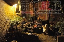 深夜,韶关人刘九生的古琴房。此时的小洲是原住民和驻守艺术家的小洲,是我们向往的安静地。 深夜,韶关人刘九生的古琴房。此时的小洲是原住民和驻守艺术家的小洲,是我们向往的安静地。