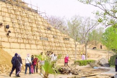 新建“古城墙”(图片来源:中国文化报) 新建“古城墙”(图片来源:中国文化报)