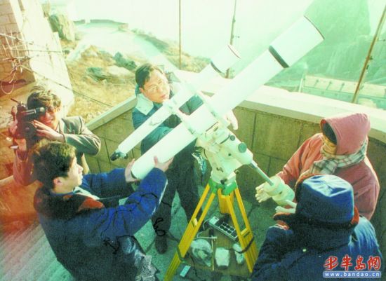1996年,前任台长孙寿甡 (中)在崂山观测海尔-波普彗星。 1996年,前任台长孙寿甡 (中)在崂山观测海尔-波普彗星。