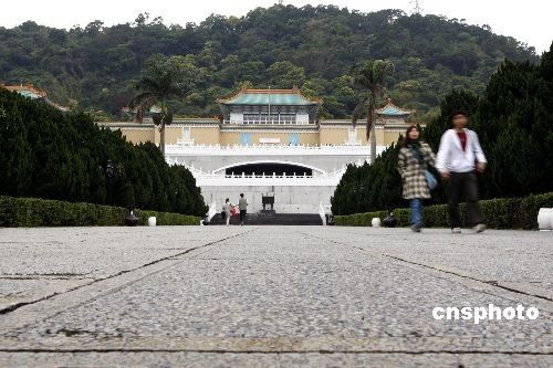 资料图:台北故宫博物院是中国著名的历史与文化艺术史博物馆。坐落在台北市士林区外双溪,建筑设计吸收了中国传统的宫殿建筑形式,淡蓝色的琉璃瓦屋顶覆盖着米黄色墙壁,洁白的白石栏杆环绕在青石基台之上,风格清丽典雅。 资料图:台北故宫博物院是中国著名的历史与文化艺术史博物馆。坐落在台北市士林区外双溪,建筑设计吸收了中国传统的宫殿建筑形式,淡蓝色的琉璃瓦屋顶覆盖着米黄色墙壁,洁白的白石栏杆环绕在青石基台之上,风格清丽典雅。