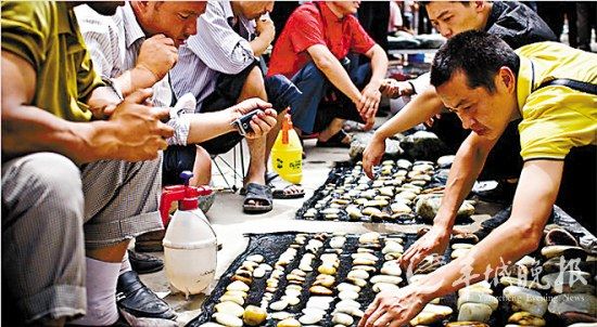 2010年8月16日,中国和田,一个露天的玉石集市,很多买主前来挑选玉石 2010年8月16日,中国和田,一个露天的玉石集市,很多买主前来挑选玉石