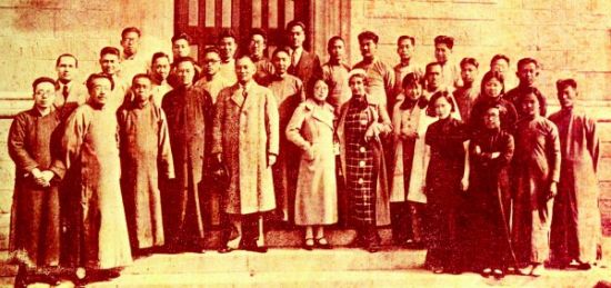 上世纪30年代山东大学文学院部分师生合影,后排左四为老舍,二排左五为当时中文系主任张煦,前排左一为中文系教授闻宥,左二为外文系教授赵少侯,左三为图书馆主任兼中文系教授胡鸣盛,左五为外文系教授李茂群,左六为中文系讲师罗玉君,左七为外文系教授葛其婉。摘自《老舍的青岛岁月》一书 上世纪30年代山东大学文学院部分师生合影,后排左四为老舍,二排左五为当时中文系主任张煦,前排左一为中文系教授闻宥,左二为外文系教授赵少侯,左三为图书馆主任兼中文系教授胡鸣盛,左五为外文系教授李茂群,左六为中文系讲师罗玉君,左七为外文系教授葛其婉。摘自《老舍的青岛岁月》一书