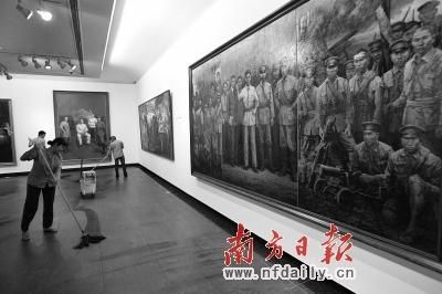 广东美术馆免费开放后,“百年风云——— 广东近当代重大历史题材美术作品展览”是首个亮相的展览。工作人员正在打扫卫生准备迎接观众。 广东美术馆免费开放后,“百年风云——— 广东近当代重大历史题材美术作品展览”是首个亮相的展览。工作人员正在打扫卫生准备迎接观众。