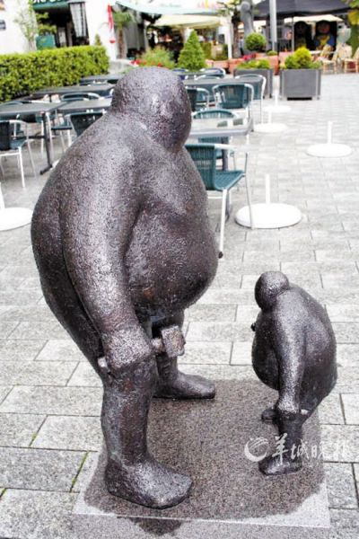 在列支敦士登,惟妙惟肖的各种雕像随处可见,图为铁雕《自画像》。摄/杨伶 在列支敦士登,惟妙惟肖的各种雕像随处可见,图为铁雕《自画像》。摄/杨伶