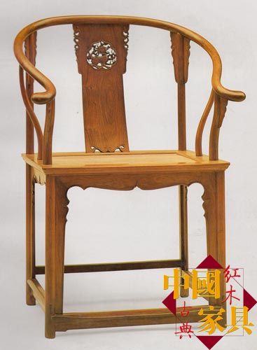 著入在王世襄先生《明式家具珍赏》封面上的大椅子。 著入在王世襄先生《明式家具珍赏》封面上的大椅子。