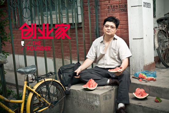  2011年夏天，李学凌在海淀黄庄的某栋居民楼前。这里距离他的母校人民大学不到1000米，距离他的“对手”腾讯公司北京分部所在地不过十分钟路程。