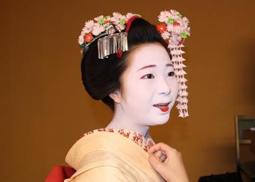 这位舞子今年才17 岁由于入馆表演不到一年,所以只有下嘴唇涂满红色。 这位舞子今年才17 岁由于入馆表演不到一年,所以只有下嘴唇涂满红色。