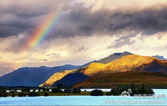 雨后瓦纳卡湖上出现彩虹(图自@新西兰旅游局的微博) 雨后瓦纳卡湖上出现彩虹(图自@新西兰旅游局的微博)
