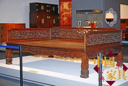 这张黄花梨罗汉床在收藏界曾轰动一时 这张黄花梨罗汉床在收藏界曾轰动一时