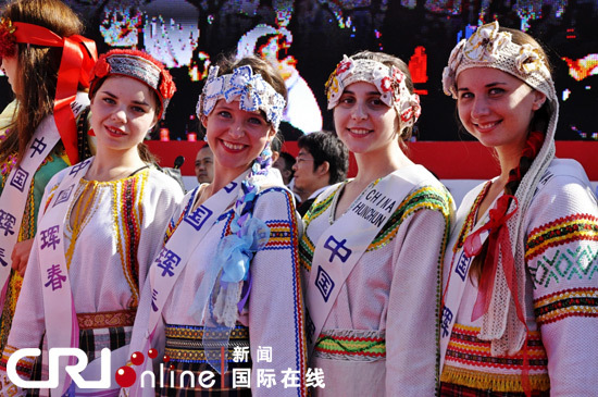 开幕式上中国东北珲春邀请的外国表演队伍 林路摄 开幕式上中国东北珲春邀请的外国表演队伍 林路摄