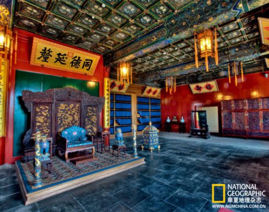 恭亲王府及花园为北京诸多王公府第中唯一全面对公众开放者,2005年大修中,多福轩内部得以恢复旧貌,这里曾是恭亲王奕䜣的会客厅,正中高悬的匾额为慈禧手书。 恭亲王府及花园为北京诸多王公府第中唯一全面对公众开放者,2005年大修中,多福轩内部得以恢复旧貌,这里曾是恭亲王奕䜣的会客厅,正中高悬的匾额为慈禧手书。