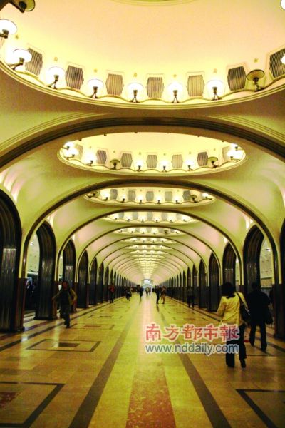 最富丽堂皇的要数被誉为“20世纪建筑艺术精品”的马雅可夫斯基站,该站是莫斯科曝光率最高的地铁站,吸引了许多电视制作商和广告商到那里取景拍摄。 最富丽堂皇的要数被誉为“20世纪建筑艺术精品”的马雅可夫斯基站,该站是莫斯科曝光率最高的地铁站,吸引了许多电视制作商和广告商到那里取景拍摄。