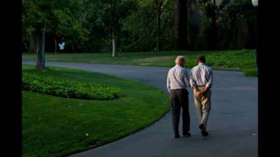 2011年7月24日：在与国会就债务上限和赤字问题进行谈判的间歇，奥巴马总统在7月份的这个星期天偕副总统拜登在白宫南草坪散步。