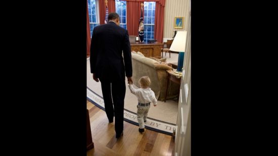  2011年9月29日：当白宫职员离职时，奥巴马总统通常会邀请职员及其家人共赴椭圆办公室拍照留念，以感谢其为联邦政府作出的贡献。这是奥巴马总统与威廉-琼斯(William Jones)同行的照片，后者是即将离职的白宫助理官员卢克-琼斯(Luke Jones)的儿子，正准备与全家人一起拍照。