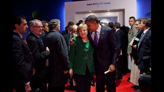 2011年11月3日：在与欧盟各国领导人在法国戛纳20国集团峰会上召开会议后，奥巴马总统和德国总理安格拉-默克尔(Angela Merkel)正离开会场，前者象是正在鼓励后者。（金良/编译）