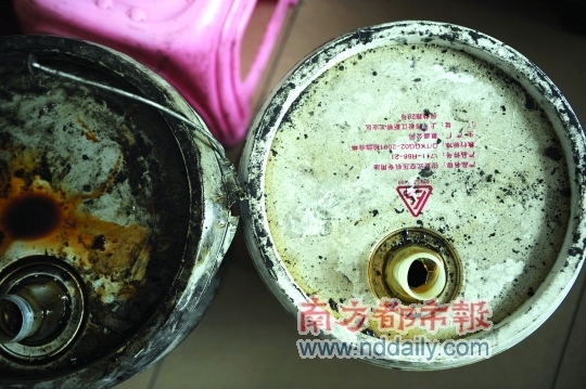 执法人员检查出来用机油桶装的粗制棉油。