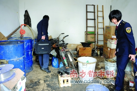执法人员对永隆食品厂现场进行调查。