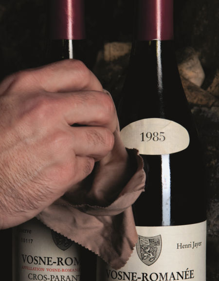 拍品编号62 Vosne-Romanée Premier Cru 「Cros Parantoux」1985年 12瓶 估价： 港币800,000 - 1,000,000 与贾耶于勃根地的酒窖。味觉依旧非常生机勃勃，强烈複杂的香气、皮草气息，引出Vosne香料的气味。依旧新鲜、圆润、丰满、充满气味，在味蕾上如丝绸般。变得非常可爱而又有韵味。虽然不必着急，但是现在就可以开瓶了。2005年10月22日，ALLEN MEADOWS
